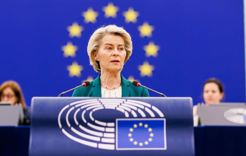 Ursula von der Leyen, vizată de încă două moțiuni de cenzură, una depusă de dreapta radicală, alta - de stânga radicală. Ce șanse există pentru demiterea președintei Comisiei Europene