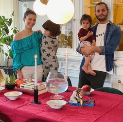 Soția lui Omid și cei doi copii ai lor