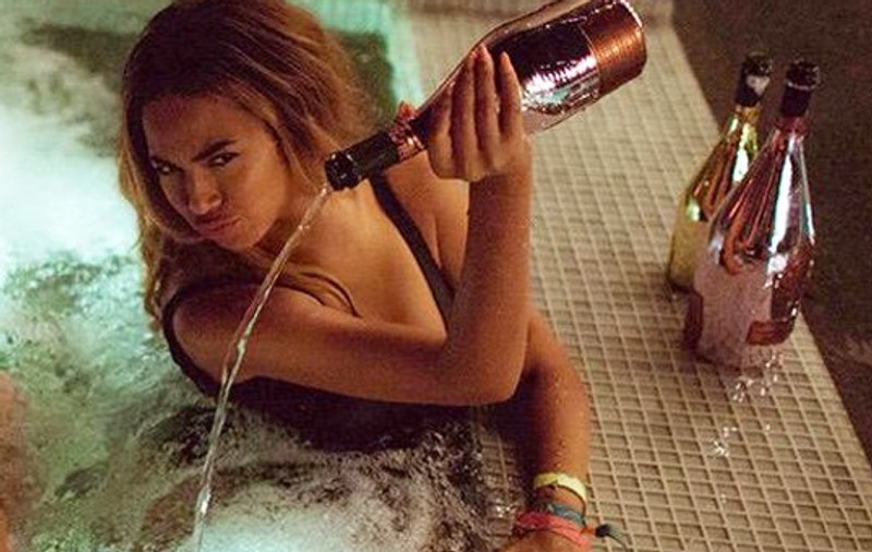 Aronganţa lui Beyonce, criticată de mii de oameni. Diva a turnat în jacuzzi o şampanie de 20.000 de euro