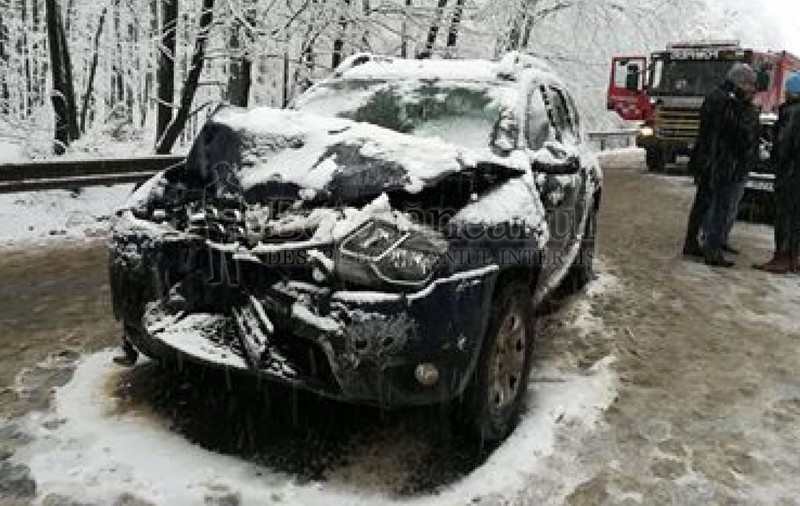 Cinci accidente din cauza zăpezii în Botoşani, în doar câteva ore. În zonă a nins abundent