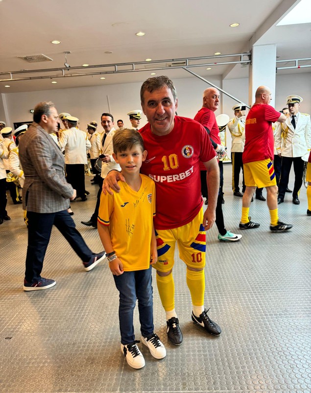 Imagini rare cu băiețelul Valentinei Pelinel și al lui Cristi Borcea. Milan s-a pozat alături de marii fotbaliști ai României