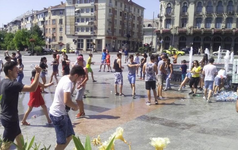 Eveniment inedit în Bănie! S-au bătut cu apă în centrul Craiovei