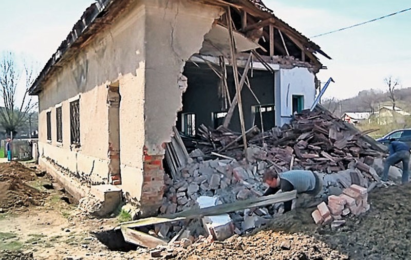 Culmea construcţiei! Un cămin cultural a fost dărâmat de muncitorii care îl... consolidau
