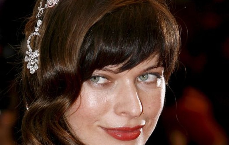 Milla Jovovich şi-a pus pirostriile