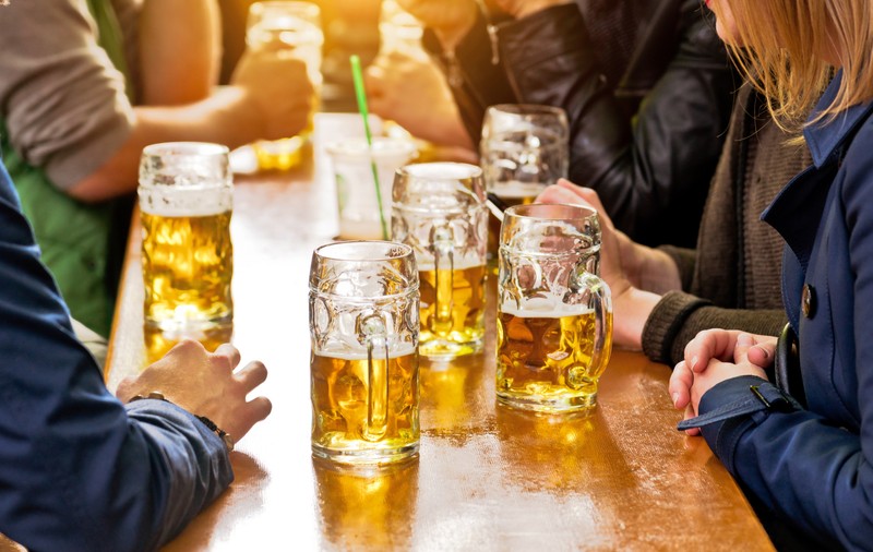 Românii beau mai puțină bere din cauza scăderii puterii de cumpărare. Cu cât a scăzut consumul
