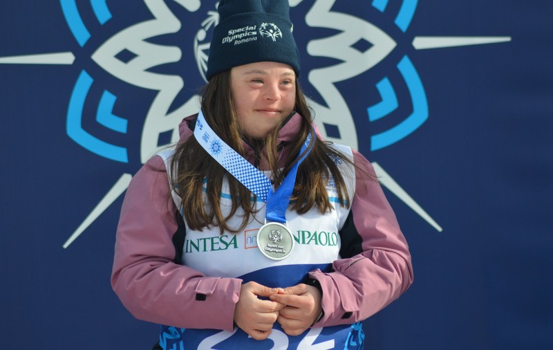 Mara Oprea a câștigat medalia de argint la Jocurile Mondiale de Iarnă Special Olympics. Are 21 de ani și reprezintă Aradul la marile competiții