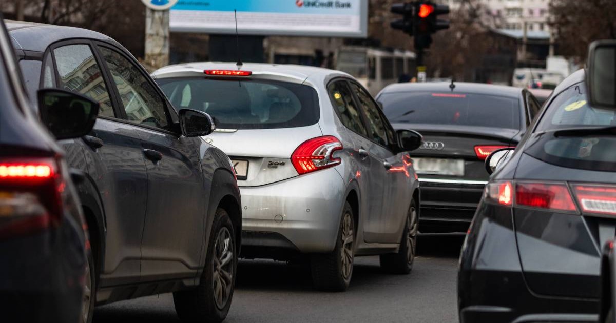 masini aflate in trafic la semafor