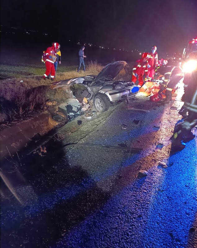Accident cu trei mașini implicate, în judeţul Braşov. Două persoane au murit