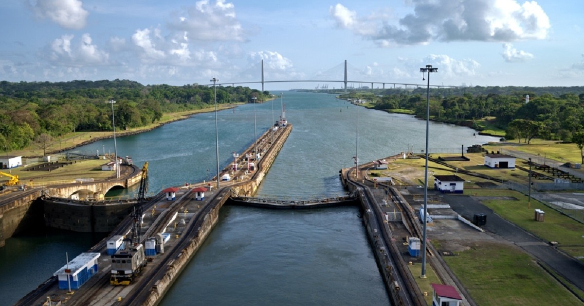 Imagine panoramică cu Canalul Panama -Gatun Locks
