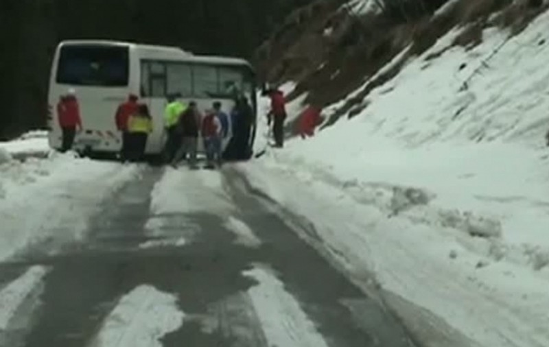Zăpada face victime în România! Un autocar cu 20 de turişti a rămas înzăpezit în Munţii Bucegi