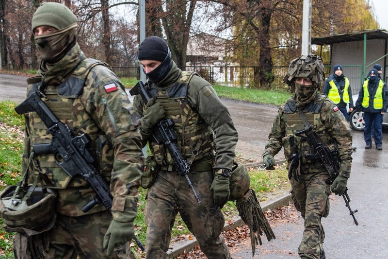 Un număr ridicat de polițiști și militari a fost deplasat în Przewodów după tragedia de marți Foto: EPA
