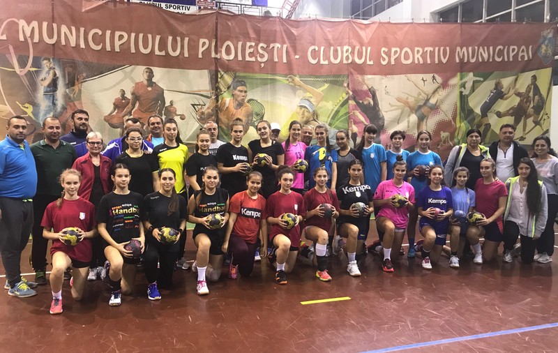 Părinții junioarelor de la CSM Ploiești: „Noi suntem «secta» care îl susține pe doctor”. Mama handbalistei de 13 ani: „Să facă poster cu dânsul și să și-l pună acasă, în baie”