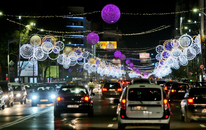 3 milioane de beculețe de Crăciun cu motive tradiționale se aprind în București de 1 decembrie