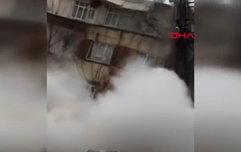Momentul șocant în care un bloc se prăbușește în Şanliurfa, ca urmare a seismului puternic care a lovit Turcia. VIDEO