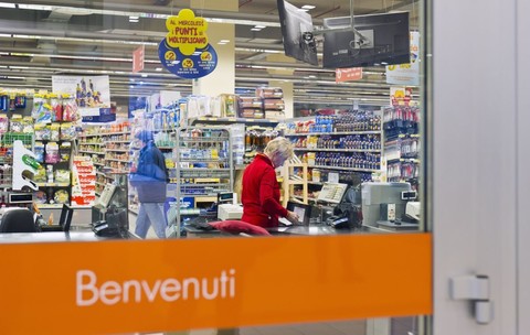 O casieriță a fost dată afară după 20 de ani pentru o oală și o strecurătoare, dintr-un supermarket din Italia