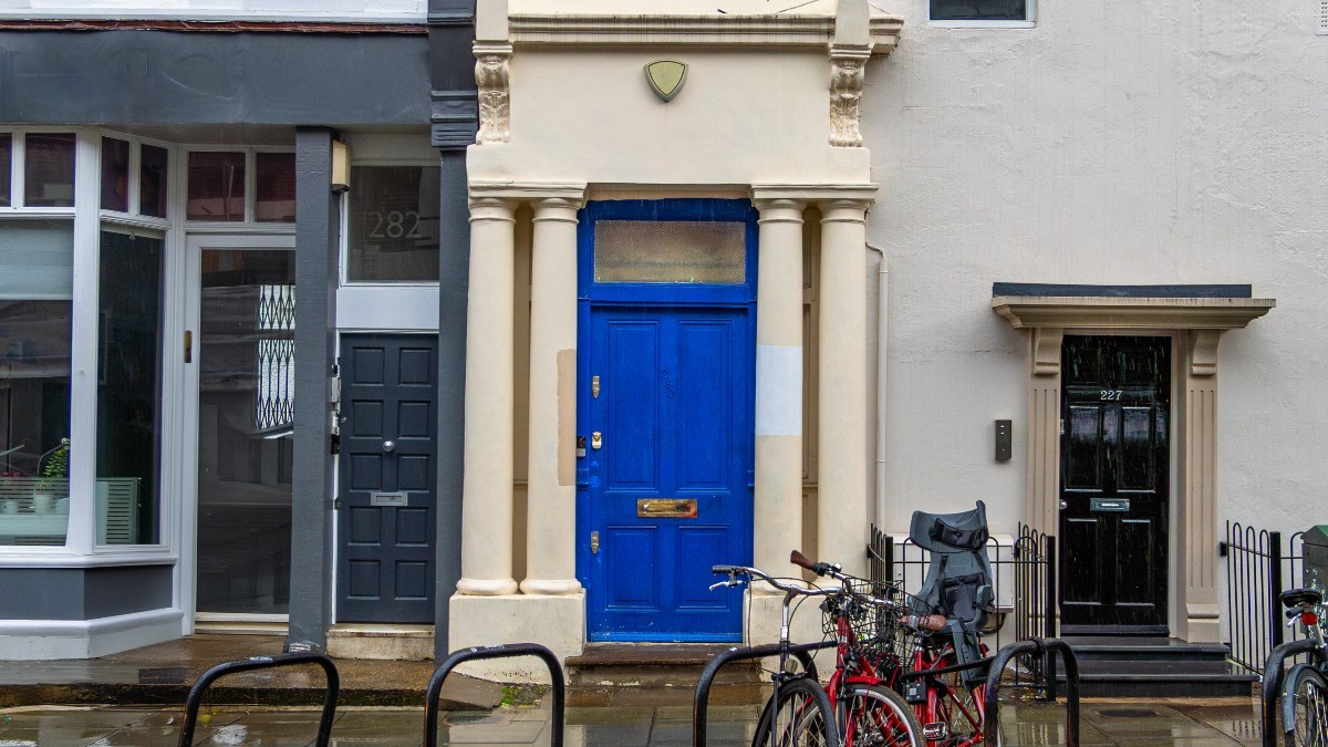 Casa cu ușa albastră din Notting Hill