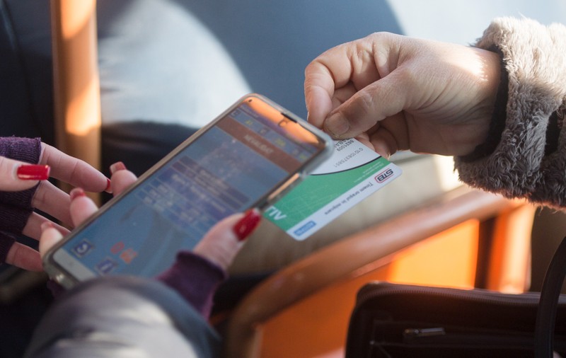 STB introduce pe trasee controlorii fără veste albastre. Numărul călătorilor prinși fără bilet în București într-un an e mai mare ca populația orașului Piatra Neamț