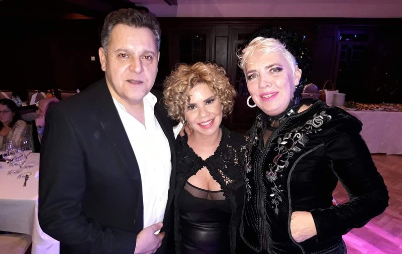 Ovidiu Komornyic a așezat rivalele muzicii ușoare la aceeași masă. Petrecere cu Angela Similea și Corina Chiriac