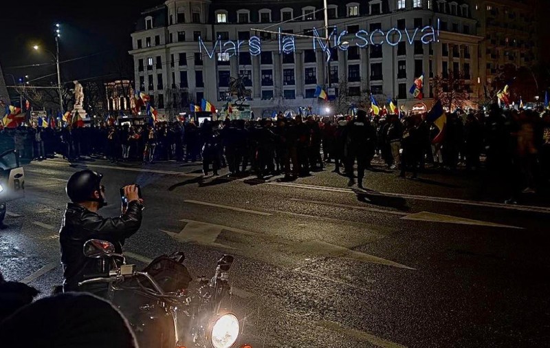 Adrian Băzăvan a proiectat mesajul „Marș la Moscova!” pe clădiri, în timpul protestelor din București
