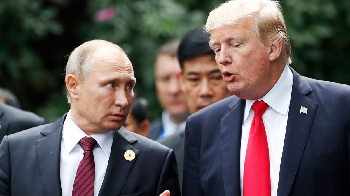 Trump ar putea anula întâlnirea cu Putin de la Summitul G20. Vladimir Putin (s) și Donald Trump discută, în cadrul unei întâlniri oficiale