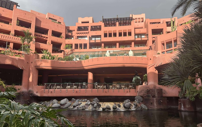 Cât costă cazarea la hotelul favorit al lui Klaus Iohannis din Tenerife. Un fost șef din Liga 1 e în vacanță acolo
