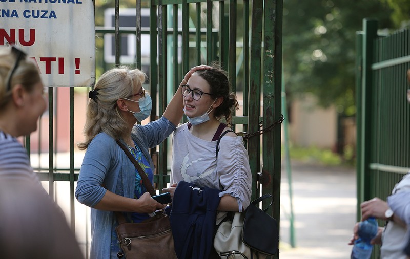 Emoții pentru părinți, bucurie pentru elevi după proba la română a Evaluării Naționale: „Nici nu am stare să mă uit”, urmat de „a fost ușor”