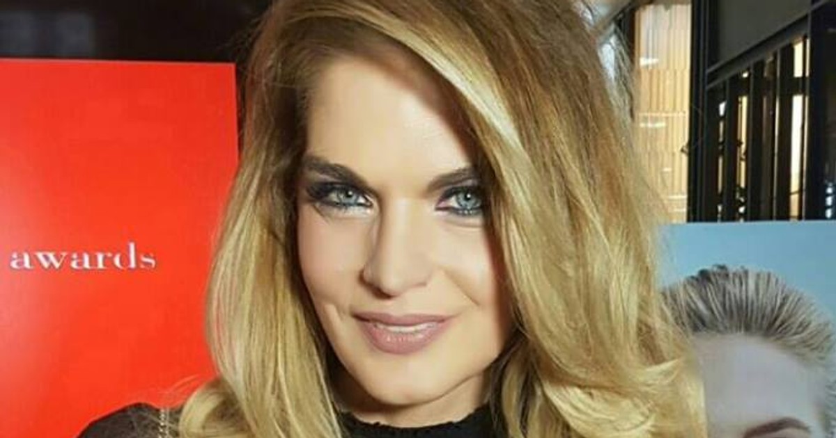 Manuela Hărăbor, zâmbitoare, cu părul lung lăsat pe spate