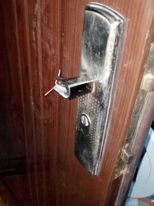 Ușa vandalizată a locatarei din blocul din Balș