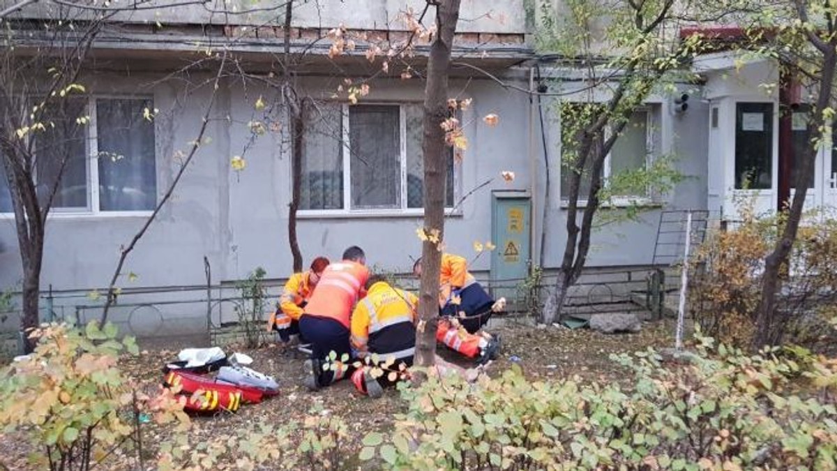 Un bărbat beat s-a aruncat de la etajul trei, doar în lenjerie intimă. Motivul pentru care a scăpat cu viață