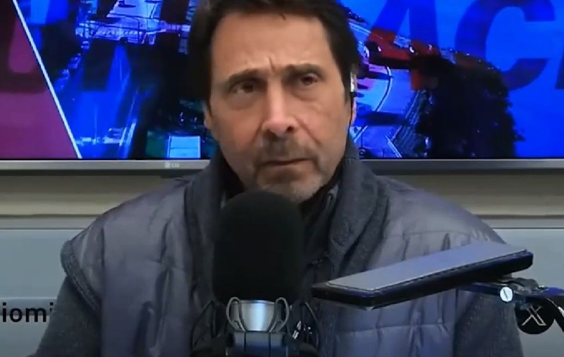 Hernan, într-o jachetă neagră, în timpul interviului pentru Radio Mitre