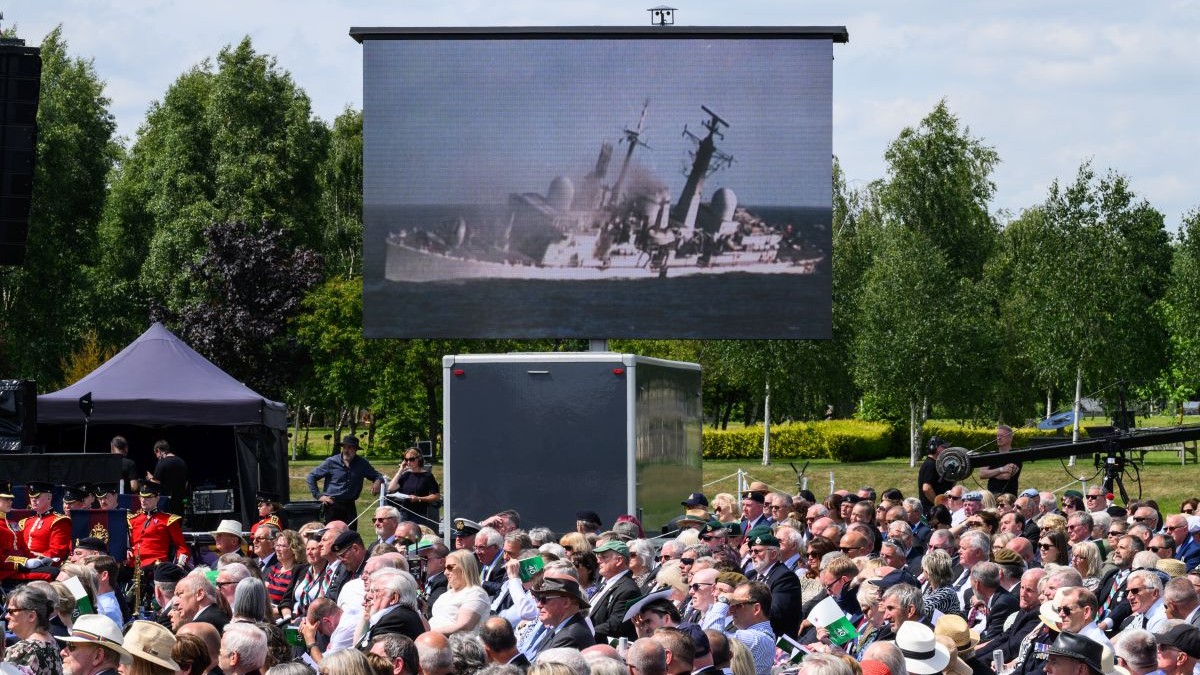 Veterani și membri ai familiilor acestora urmăresc imagini de arhivă cu momente-cheie, în timpul unei ceremonii comemorative organizate cu ocazia împlinirii a 40 de ani de la Războiul din Falkland, la National Memorial Arboretum din Stafford, Anglia, pe 14 iunie 2022.