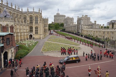 Momentul când sicriul reginei Elisabeta a II-a a ajuns la Castelul Windsor, urmat de regele Charles al III-lea, prințesa Anne, prințul Andrew și prințul Edward, prințul William și prințul Harry