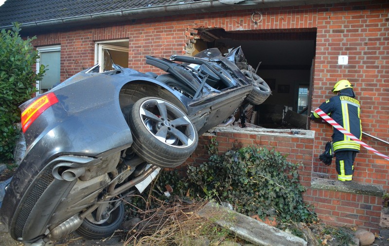 Un bărbat a scăpat ca prin miracol, după ce un șofer a pierdut controlul mașinii și i-a intrat în bucătărie, în Germania: „Noroc că am stat mai mult în pat”