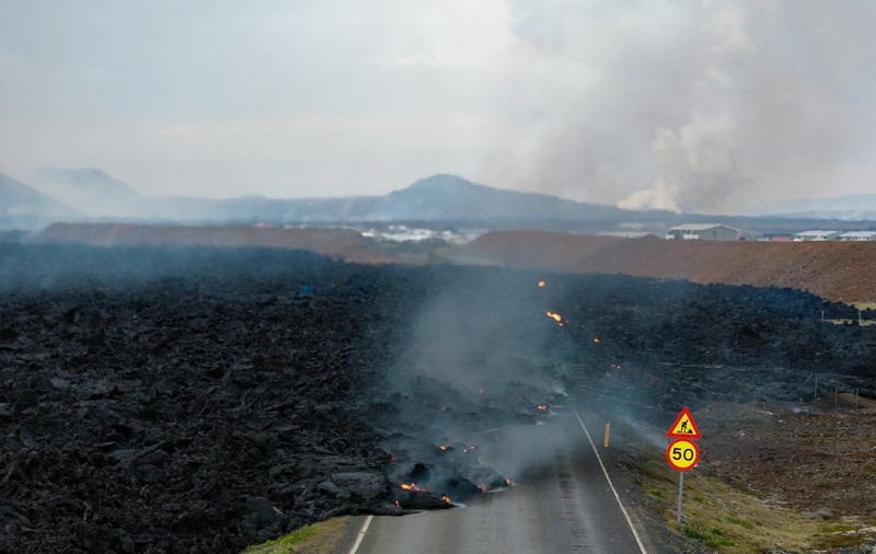 Islanda. Lava scursă în urma erupției vulcanice din mai a acoperit un drum principal din sud-vestul insulei | VIDEO