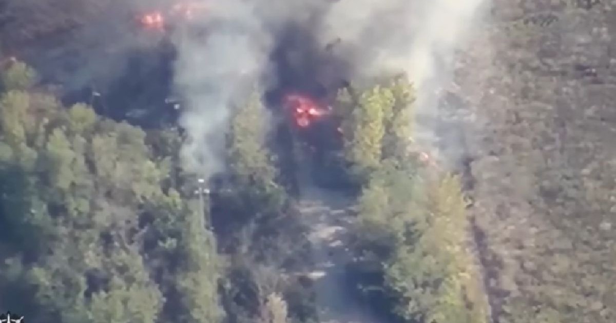 Flăcari si fum ies dintr-o coloana blindata a rusilor distrusa d eucraineni cu rachete HIMARS