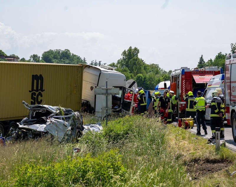 Imagini de groază cu duba în care a murit un curier român, lovit de un TIR pe o șosea din Austria