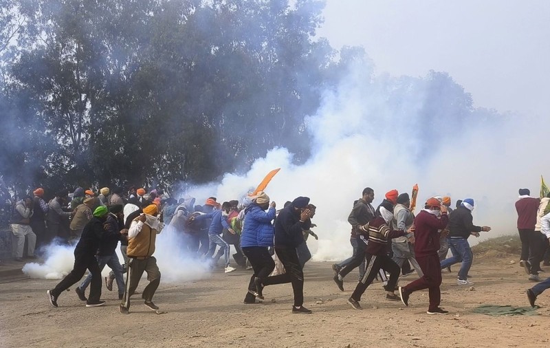 Poliția a oprit cu gaze lacrimogene un marș al fermierilor indieni către capitala New Delhi