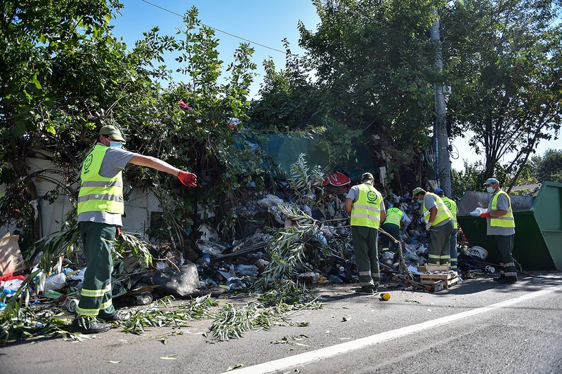 Angajații Romprest lucrează în două ture de câte 12 ore. Foto: Agerpres