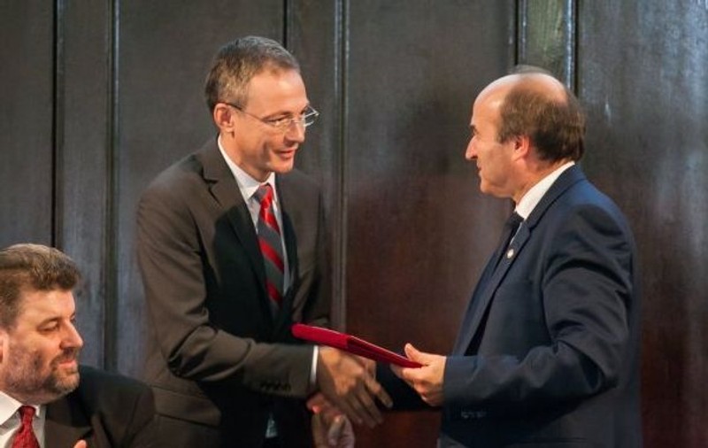 La Universitatea „Alexandru Ioan Cuza“ din Iaşi se strâng semnături pentru demiterea rectorului Tudorel Toader. Sunt chemați profesorii care vor să-l dea jos din funcție