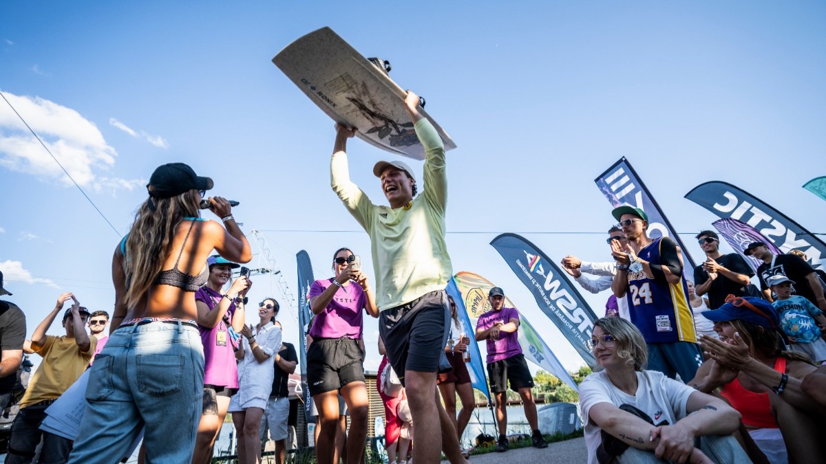 Sportivi la Sibiu Wake Trophy, ținând deasupra capului plăci de wakeboarding