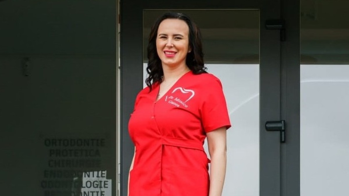 Monica Ganea în roșu, în ținuta medicală