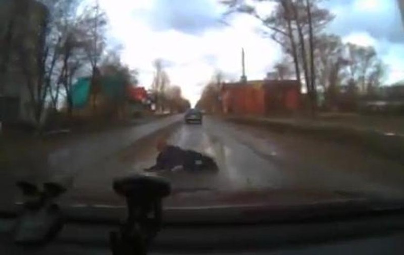 "Vrei să mori sub maşina mea? Te omor cu mâna mea!" Sinucigaşul bătut măr de şoferul maşinii în faţa căreia s-a aruncat | VIDEO 18+