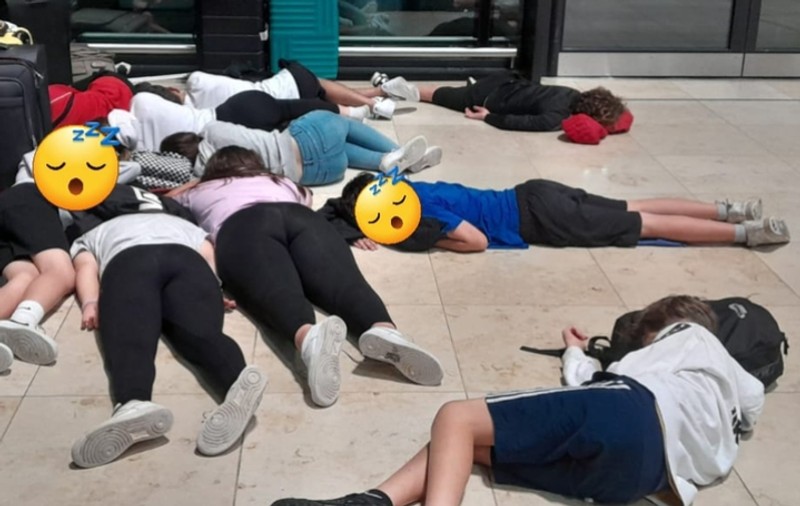 Zeci de copii au dormit pe jos în aeroportul din Berlin, după ce zborul lor spre Spania a fost anulat: „Nu ne-au dat pături, mâncare, nimic. A fost un dezastru"
