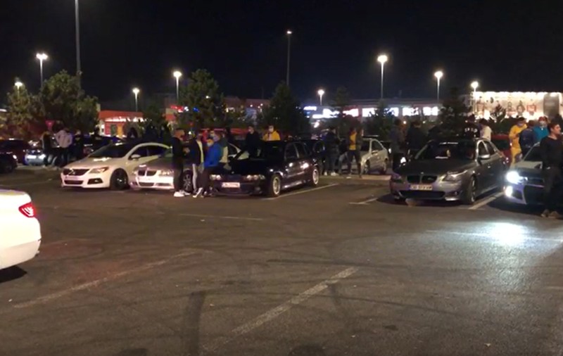 VIDEO | Drifturi în parcarea unui mall din Băneasa, oprite de polițiști. Zeci de tineri, verificați de echipaje