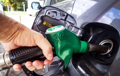 Un expert a calculat cât și unde poate reduce România din TVA și accizele la carburanți, astfel încât să nu rămână fără bani de pensii