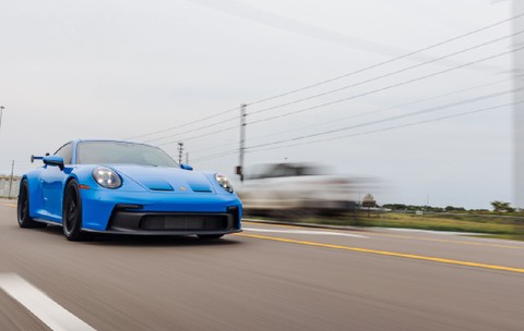 O femeie de 92 de ani a fost prinsă cu 228 km/h într-un Porsche de 510 CP, pe o autostradă din Franța: „Ador să conduc repede”