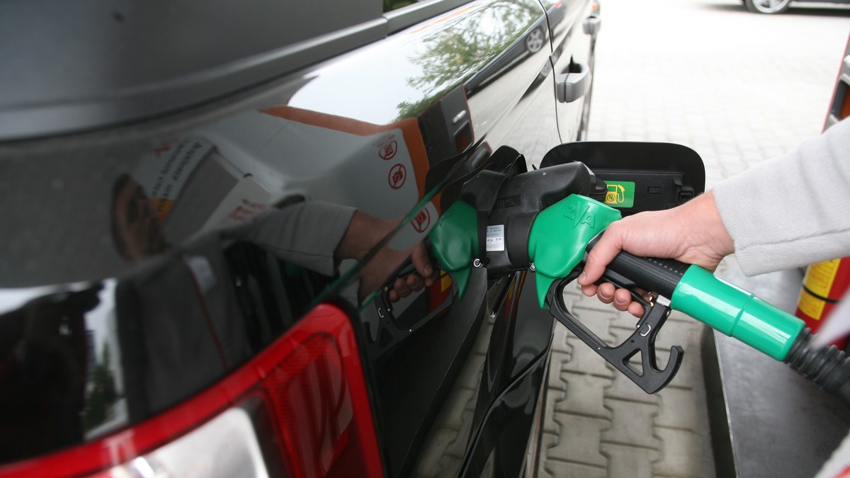 Cu cât s-au scumpit benzina și motorina în 2017 și cine sunt vinovații: prețul benzinei este mai mare cu 8.66% față de ianuarie 2017, iar al motorinei cu 11,2%. Față de nivelurile din vară, prețurile sunt cu 14-15% mai mari. Premierul Mihai Tudose dă vina pe petroliști și pe uragane, companiile pe acciza suplimentară la carburanți