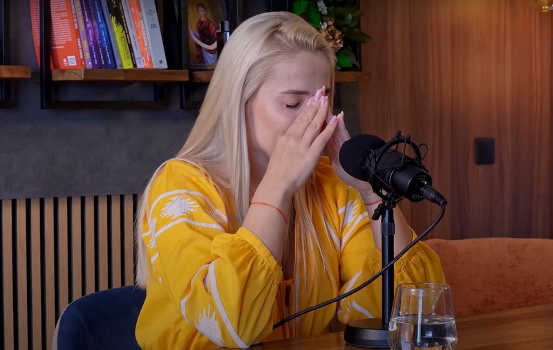 Elena, fosta soție a lui CRBL, în lacrimi la mai bine de jumătate de an de la divorțul de artist: „La 36 de ani am pornit de la 0. Am trei joburi”