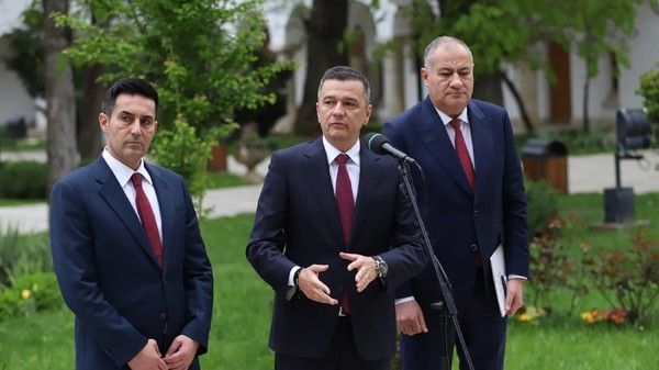 Claudiu Manda, Sorin Grindeanu și Marian Neacșu sunt îmbrăcați la fel cu costume și cravată în timp ce dau o declarație la Palatul Cotroceni.