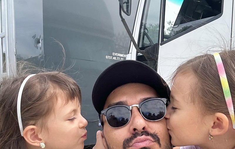 George Burcea vrea să recupereze timpul în care a fost departe de fetițele sale. Cum le răsfață pe Ella și pe Clara: „Dacă vor să mă pun în cap, mă pun în cap”